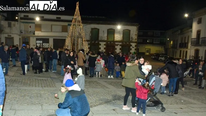 Papá Noel saludó y entregó caramelos a todos los niños 