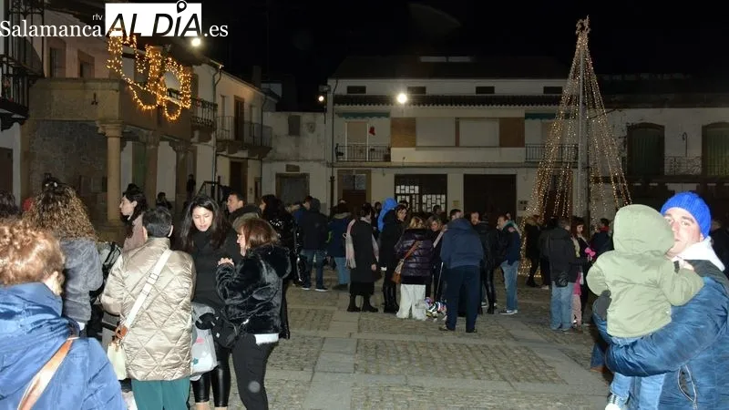 Papá Noel saludó y entregó caramelos a todos los niños 