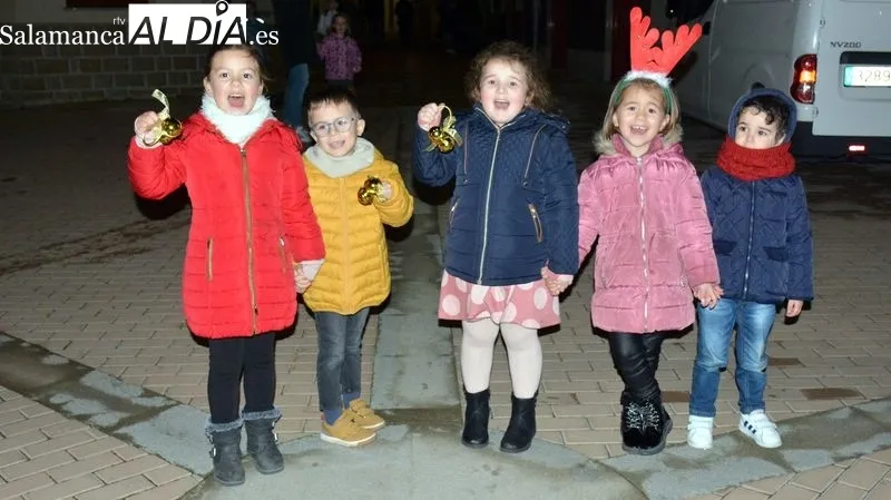 Papá Noel saludó y entregó caramelos a todos los niños 
