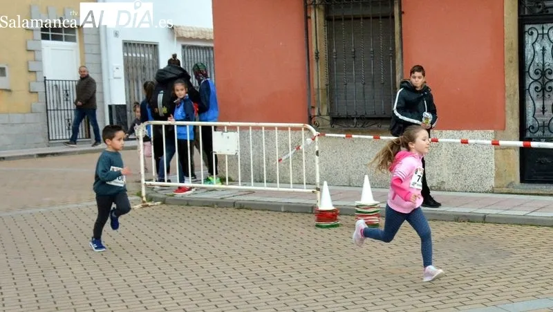 Foto 4 - Lumbrales vive una gran jornada deportiva con la participaci&oacute;n de m&aacute;s de 200 atletas