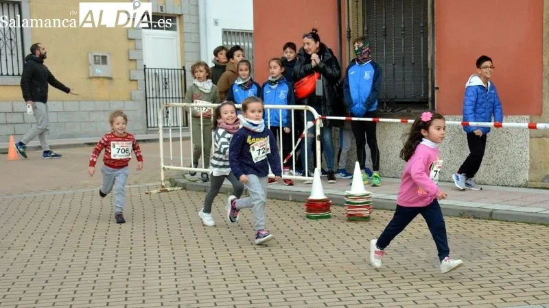 Foto 3 - Lumbrales vive una gran jornada deportiva con la participaci&oacute;n de m&aacute;s de 200 atletas