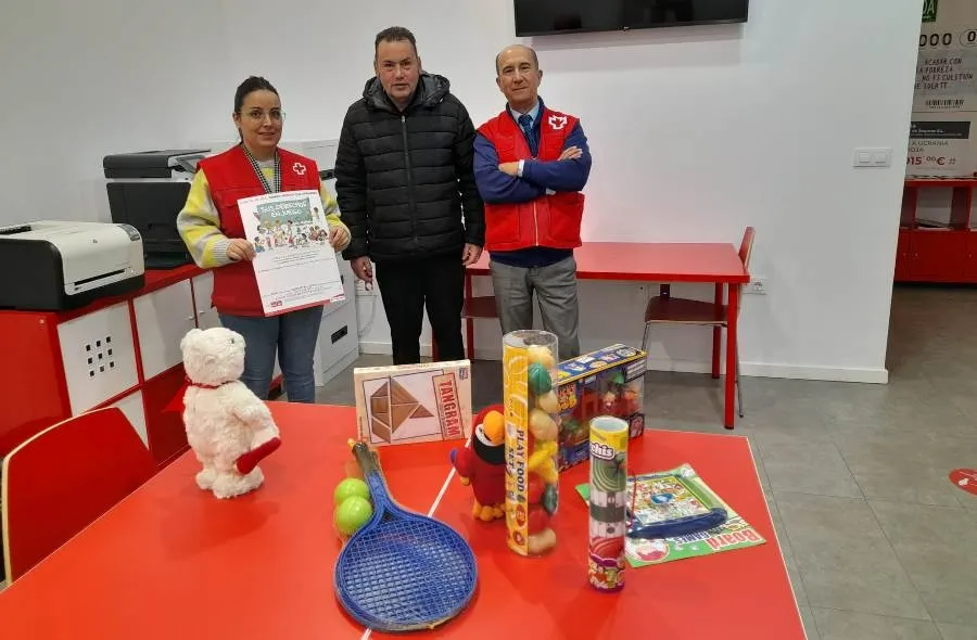 Foto 4 - Cruz Roja recibe los juguetes adquiridos gracias a la gala promovida por las Zumba Sisters