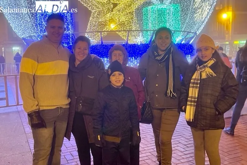 Decenas de personas acudían a la inauguración de la gran bola de Navidad