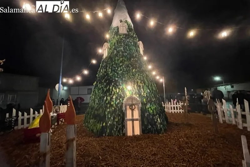 Villoruela encendía este domingo su esperado árbol solidario de Navidad