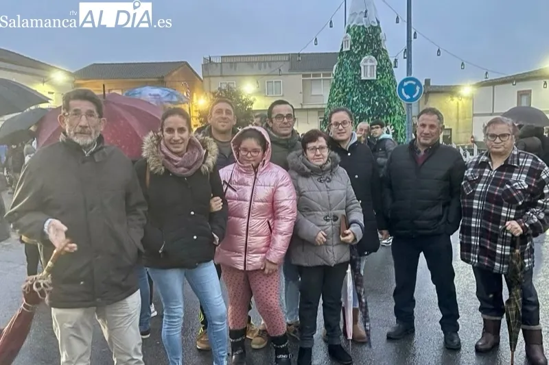 Villoruela encendía este domingo su esperado árbol solidario de Navidad