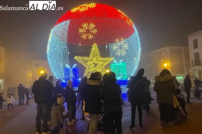 Decenas de personas acudían a la inauguración de la gran bola de Navidad