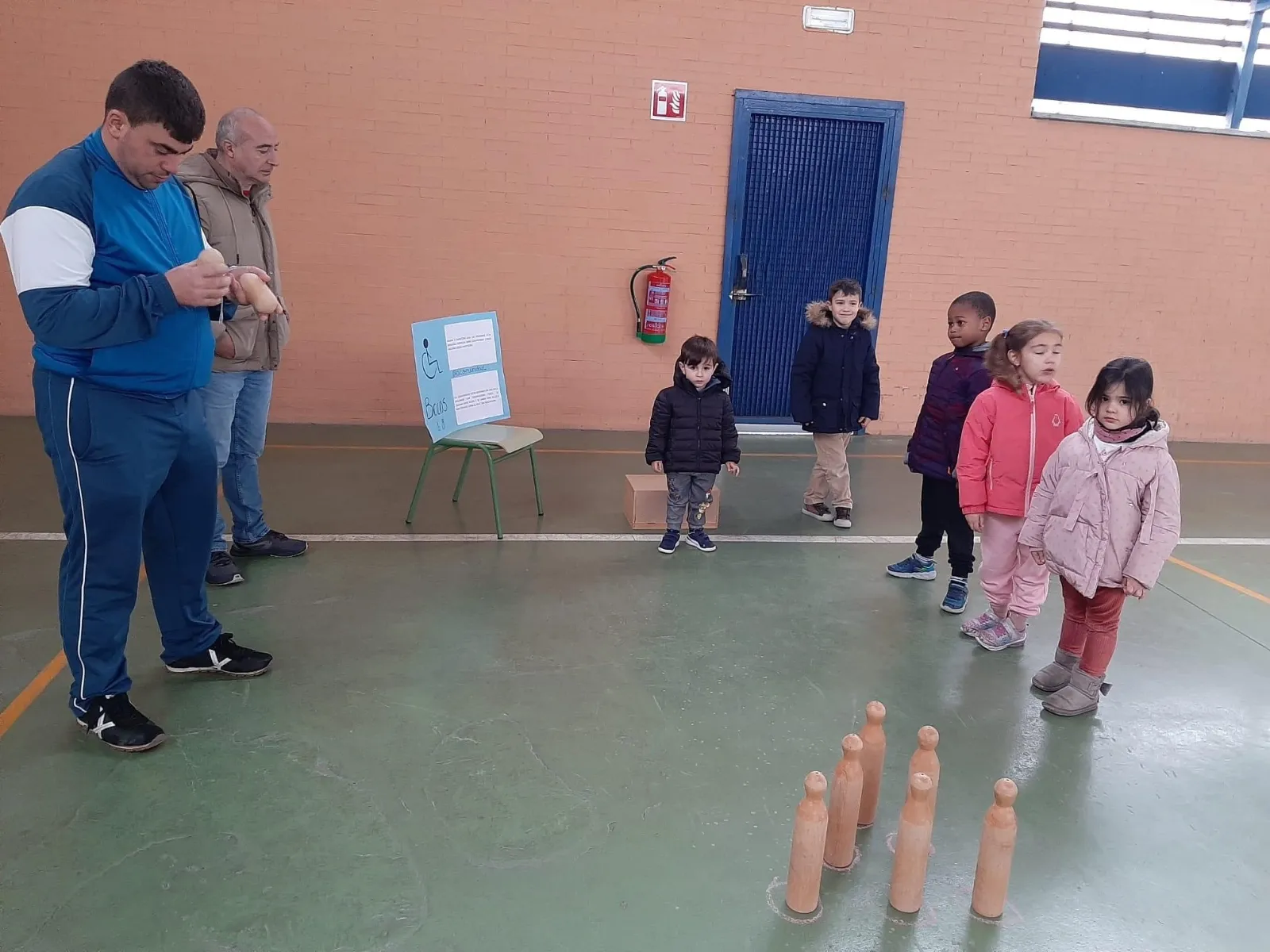 Acopedis y Acomunidad organizaban juegos por la discapacidad en el colegio Severiano Montero