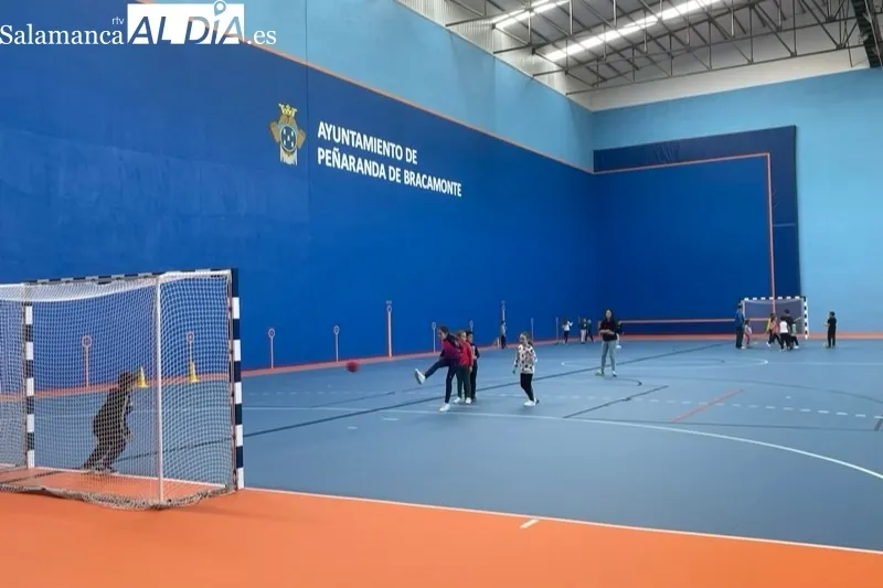 Niños y niñas de diferentes edades participan en la actividad Multideporte