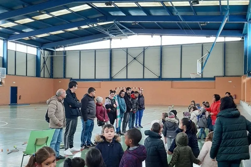 Acopedis y Acomunidad organizaban juegos por la discapacidad en el colegio Severiano Montero