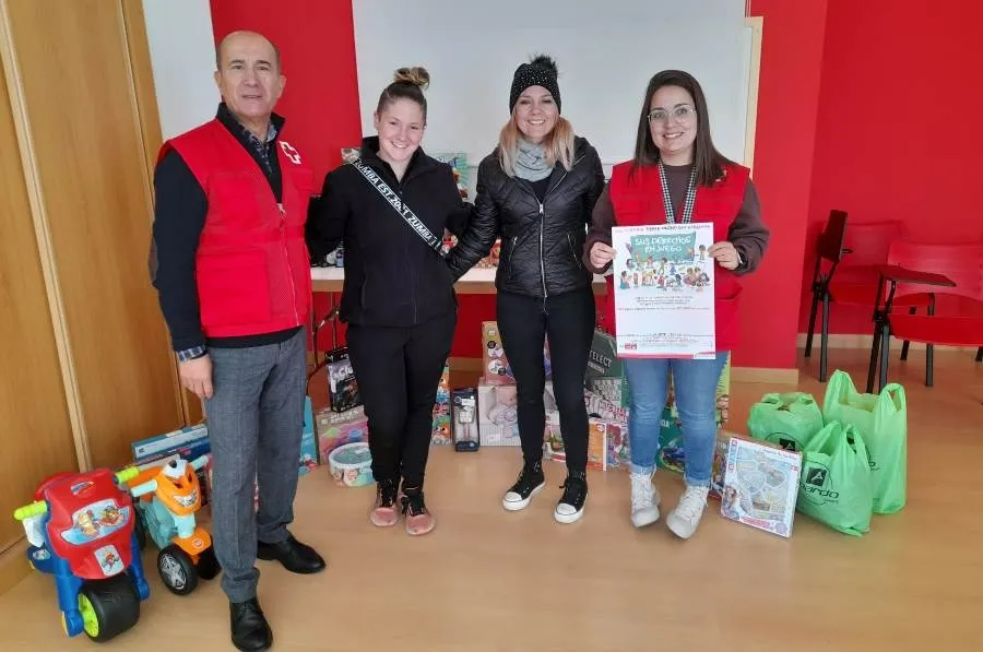 Foto 2 - Cruz Roja recibe los juguetes adquiridos gracias a la gala promovida por las Zumba Sisters