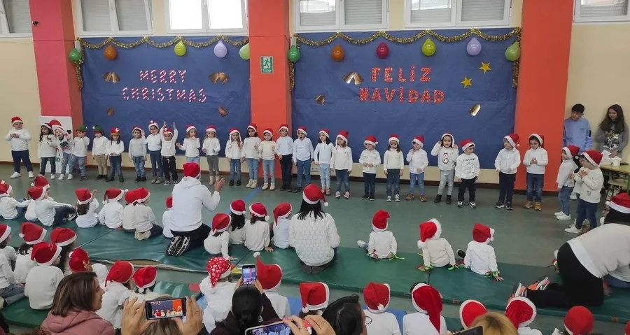 Foto 5 - Los peques del Colegio Mir&oacute;briga muestran a sus familias sus ganas de Navidad
