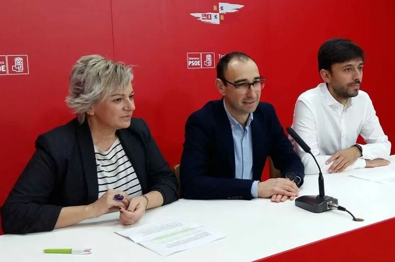 El diputado David Serrada, entre los senadores Elena Diego y Fran Díaz. Foto PSOE de Salamanca