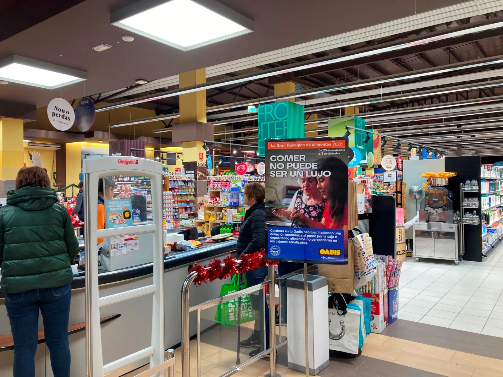 Los clientes de Gadis donan más de 153.483 € en ‘la Gran Recogida’ del Banco de Alimentos    