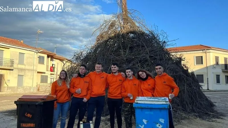 Foto 2 - Nochebuena... y Los Quintos prendieron la hoguera en Hinojosa de Duero