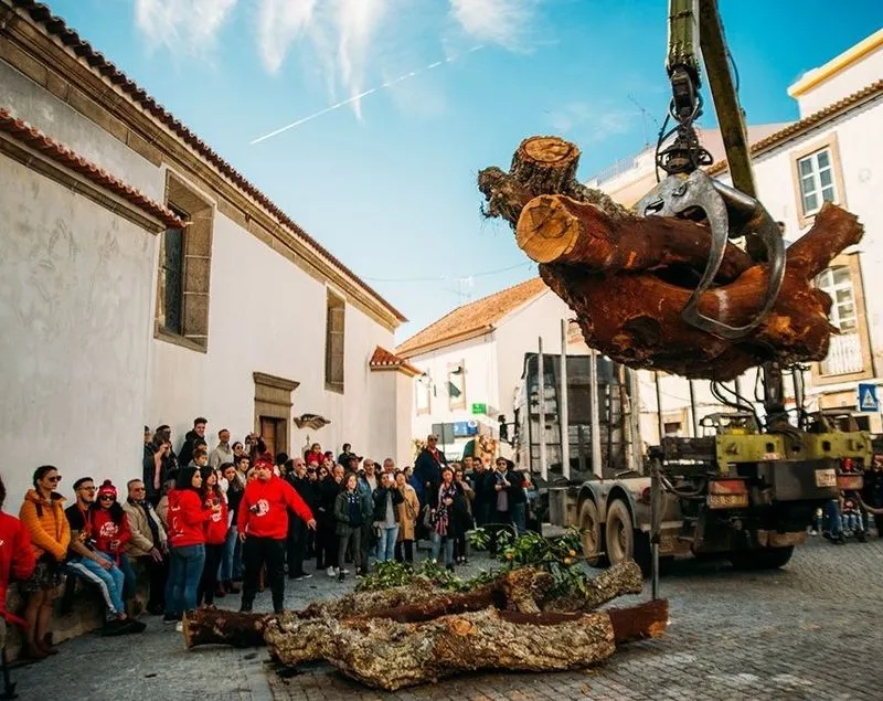 Foto 2 - La fuerza de la tradici&oacute;n prende la llama del mayor Madeiro de Portugal