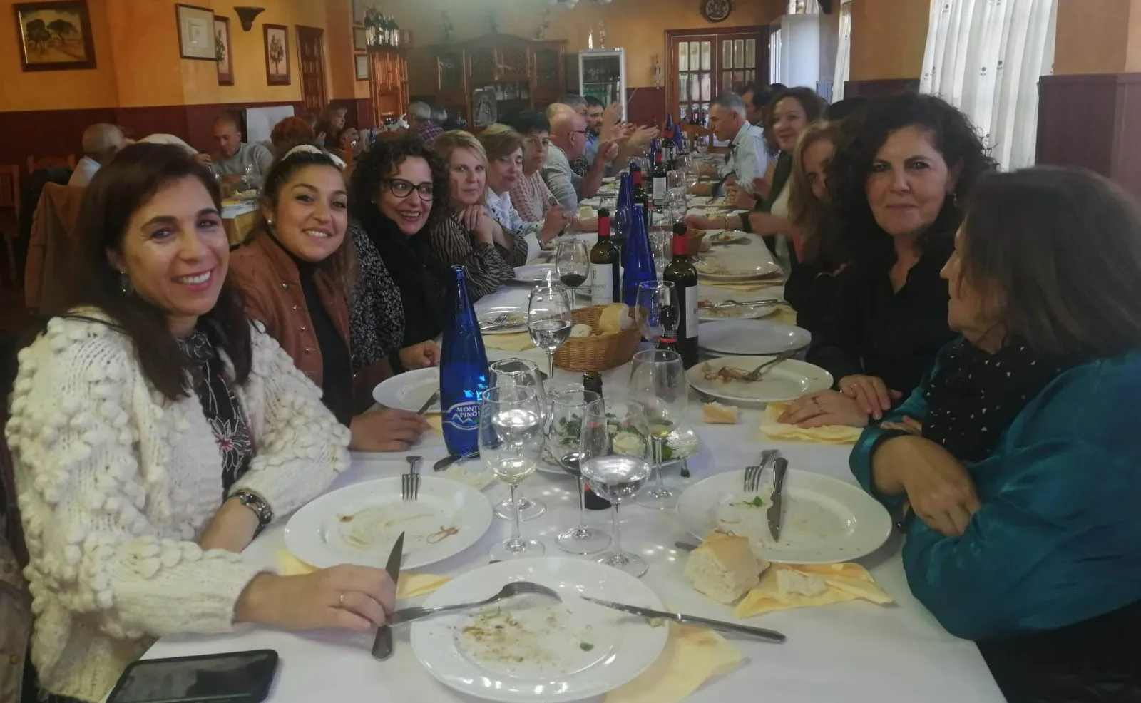 Foto 2 - El taller de baile charro de la AVV de la Avenida de Espa&ntilde;a se va de comida navide&ntilde;a