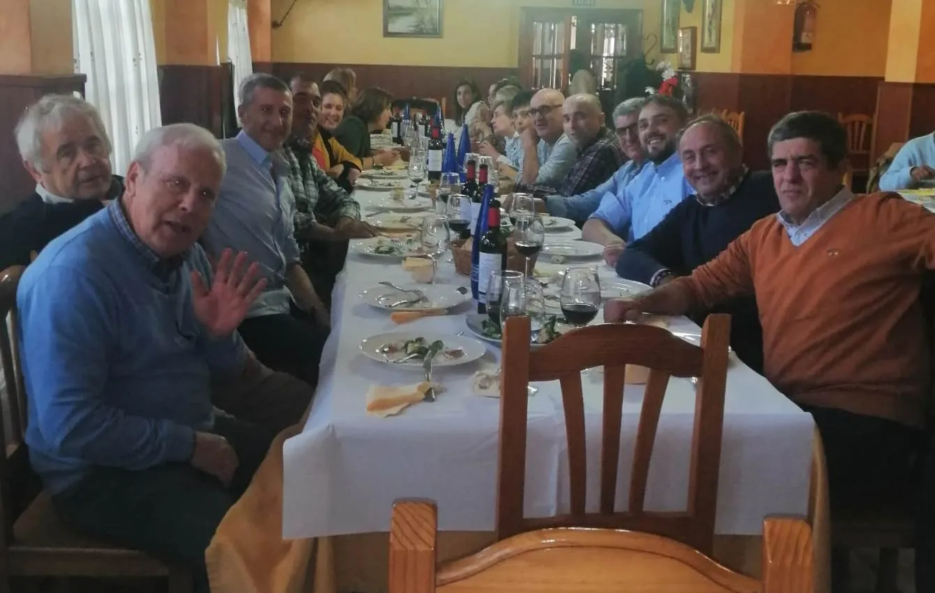 Foto 3 - El taller de baile charro de la AVV de la Avenida de Espa&ntilde;a se va de comida navide&ntilde;a