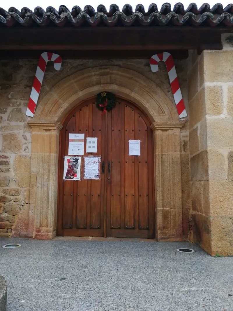 Un grupo de vecinos ha realizado coronas, bastones, estrellas y renos que ahora decoran establecimientos y rincones del municipio