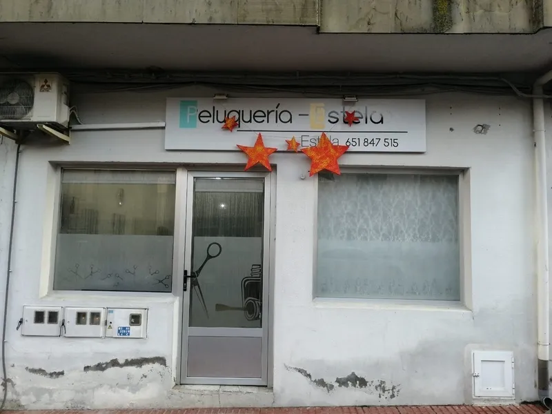 Un grupo de vecinos ha realizado coronas, bastones, estrellas y renos que ahora decoran establecimientos y rincones del municipio