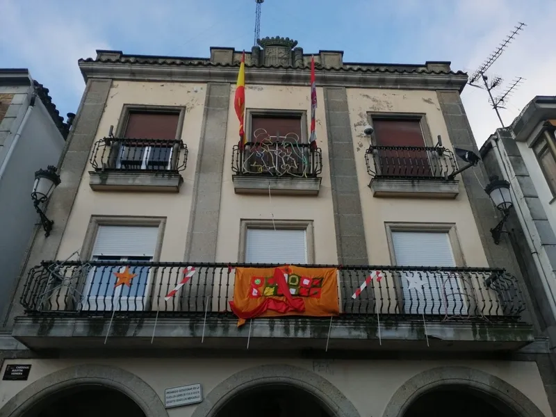 Un grupo de vecinos ha realizado coronas, bastones, estrellas y renos que ahora decoran establecimientos y rincones del municipio