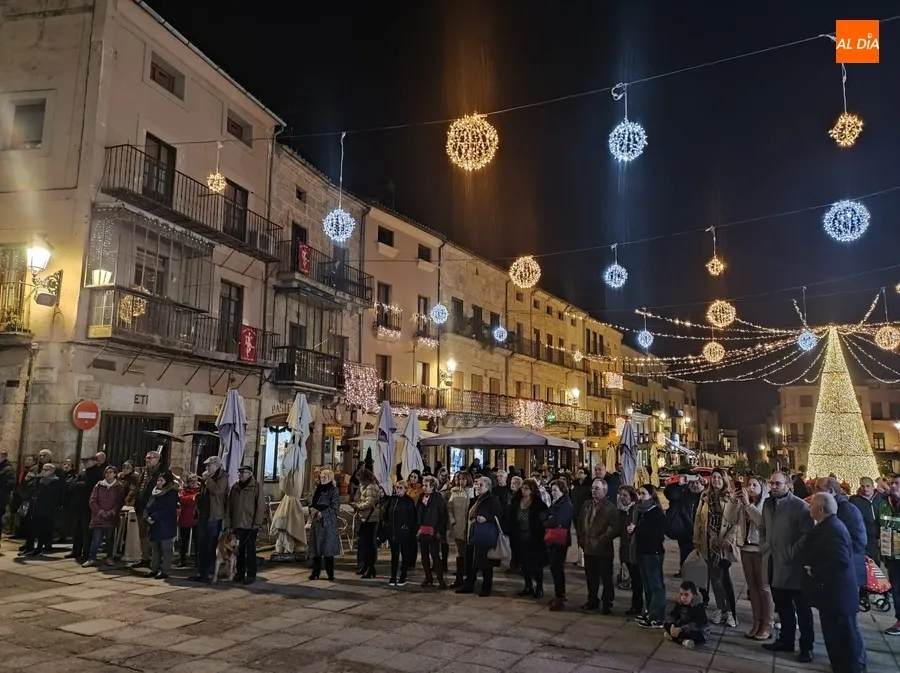 Foto 9 - La Coral D&aacute;maso Ledesma anima con sus villancicos la Plaza Mayor