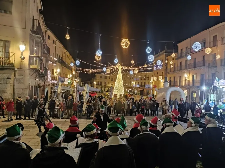 Foto 8 - La Coral D&aacute;maso Ledesma anima con sus villancicos la Plaza Mayor