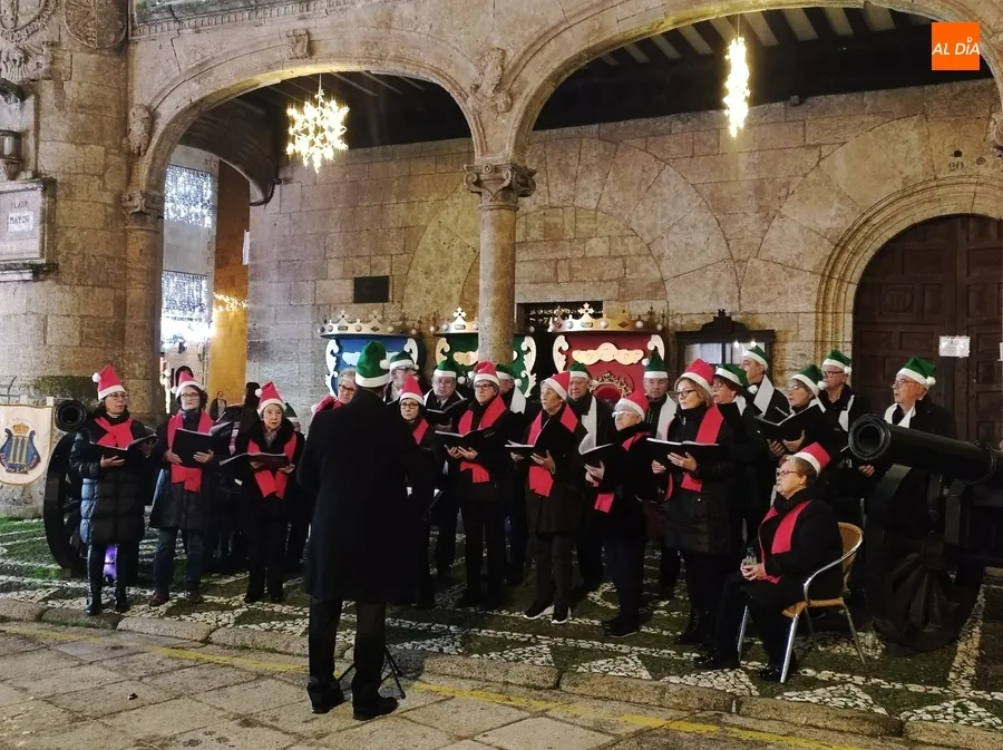 Foto 7 - La Coral D&aacute;maso Ledesma anima con sus villancicos la Plaza Mayor
