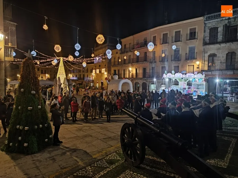 Foto 6 - La Coral D&aacute;maso Ledesma anima con sus villancicos la Plaza Mayor