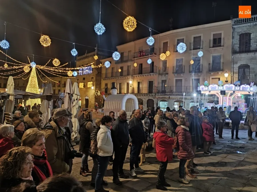 Foto 5 - La Coral D&aacute;maso Ledesma anima con sus villancicos la Plaza Mayor