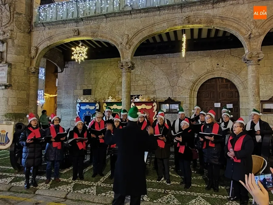 Foto 4 - La Coral D&aacute;maso Ledesma anima con sus villancicos la Plaza Mayor