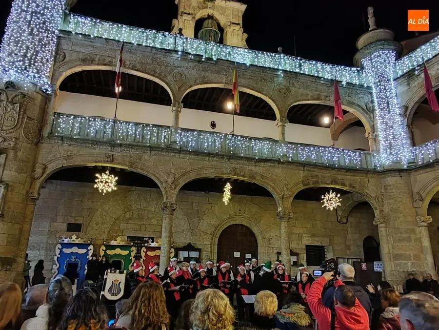 Foto 3 - La Coral D&aacute;maso Ledesma anima con sus villancicos la Plaza Mayor