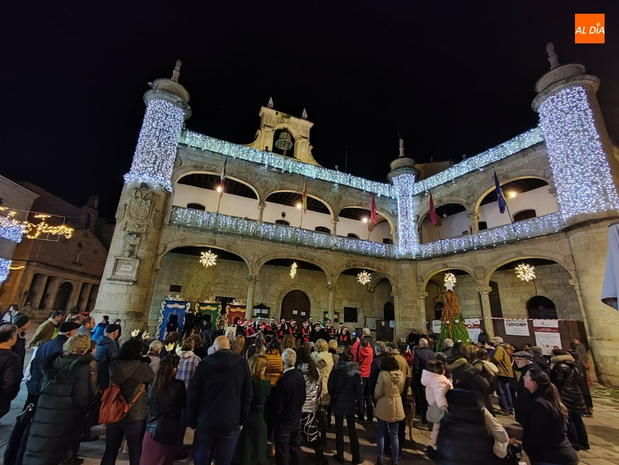 Foto 2 - La Coral Dámaso Ledesma anima con sus villancicos la Plaza Mayor