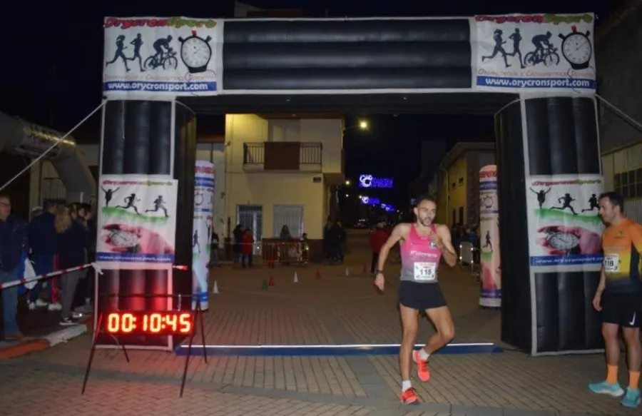 Foto 2 - Ruth Vicente Regatos y Luis Fernando Alaejos suben al podio en la San Silvestre de Lumbrales