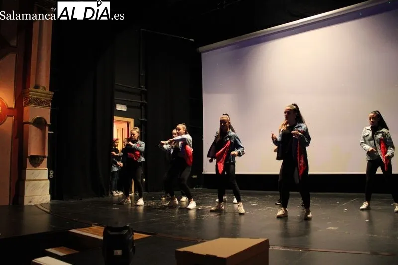 Foto 2 - El grupo de danza urbana y baile moderno recauda 365 euros para Pyfano