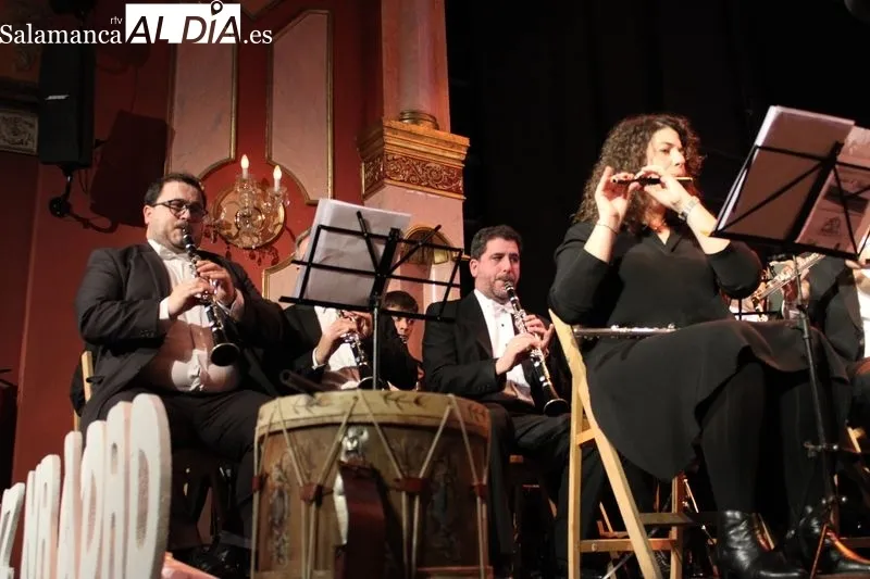 Foto 9 - La Banda de M&uacute;sica recorre los lugares y costumbres de la villa en el concierto de Navidad