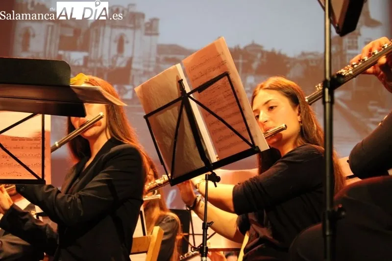 Foto 8 - La Banda de M&uacute;sica recorre los lugares y costumbres de la villa en el concierto de Navidad