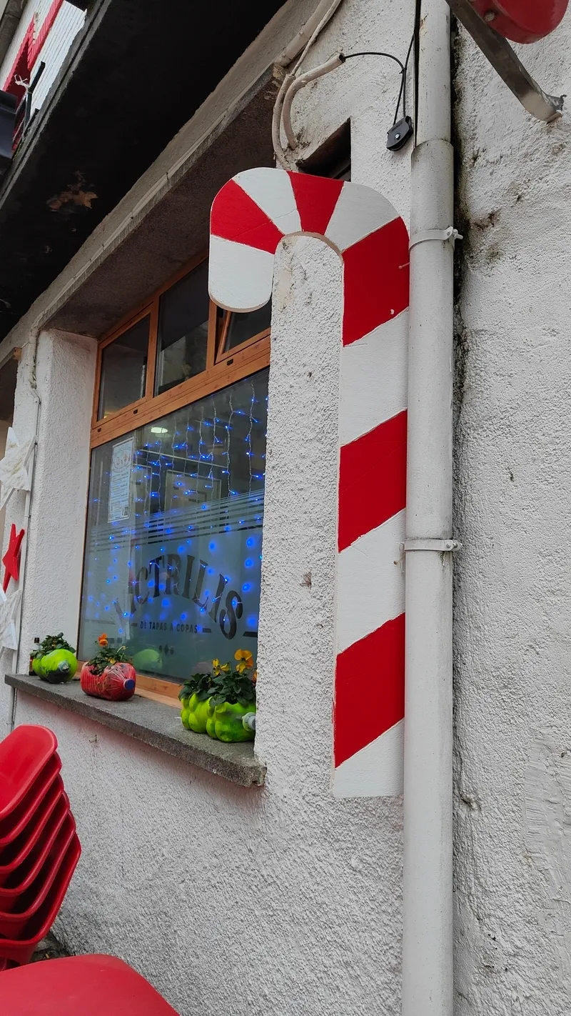 Un grupo de vecinos ha realizado coronas, bastones, estrellas y renos que ahora decoran establecimientos y rincones del municipio