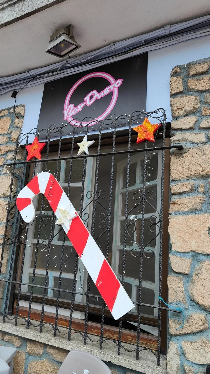 Un grupo de vecinos ha realizado coronas, bastones, estrellas y renos que ahora decoran establecimientos y rincones del municipio