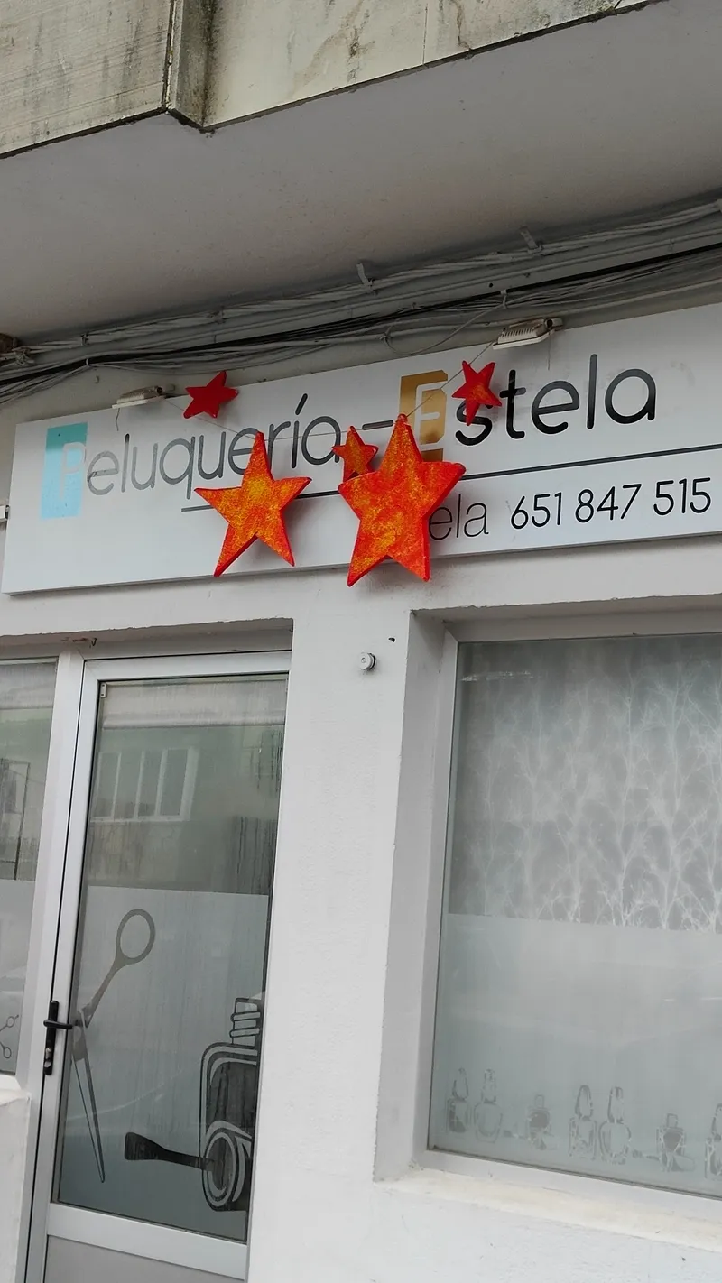 Un grupo de vecinos ha realizado coronas, bastones, estrellas y renos que ahora decoran establecimientos y rincones del municipio