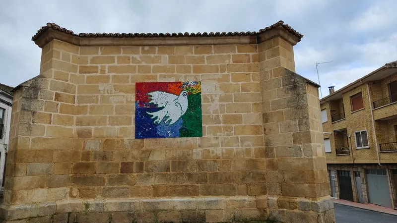 Un grupo de vecinos ha realizado coronas, bastones, estrellas y renos que ahora decoran establecimientos y rincones del municipio
