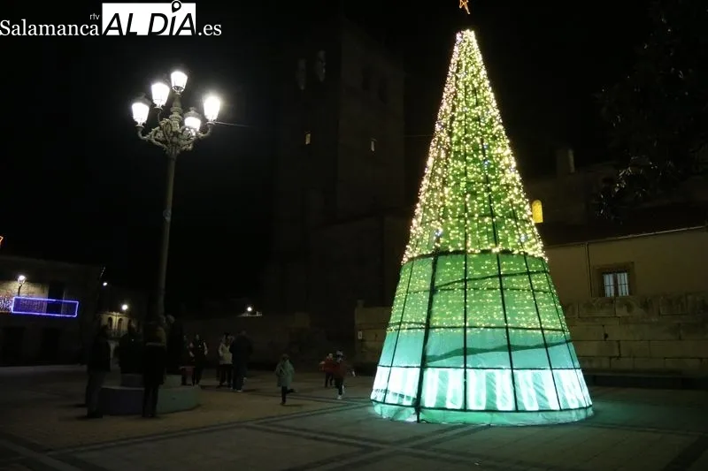 Este sábado tenía lugar el encendido del alumbrado navideño en Vitigudino / CORRAL