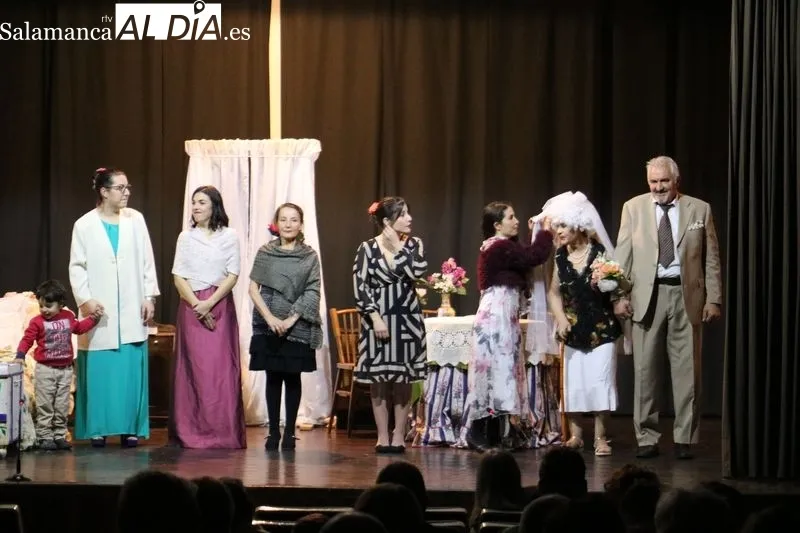 Representación de la obra 'El bodorrio' pOR el grupo TraCa en Villarino de los Aires / CORRAL