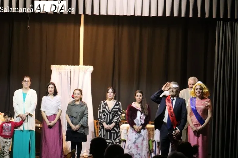 Representación de la obra 'El bodorrio' pOR el grupo TraCa en Villarino de los Aires / CORRAL