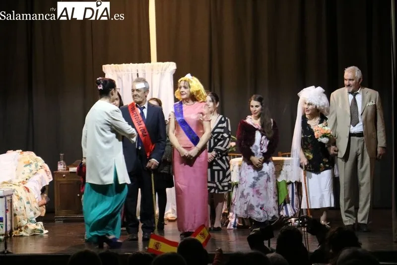 Representación de la obra 'El bodorrio' pOR el grupo TraCa en Villarino de los Aires / CORRAL