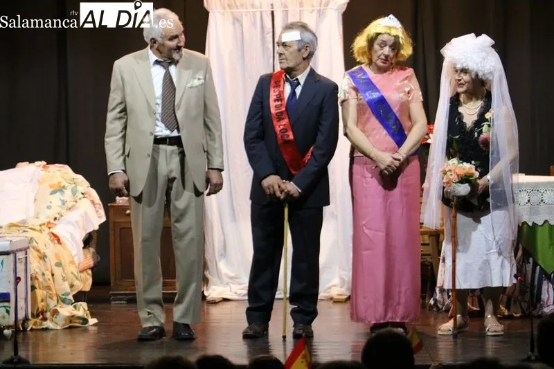 Representación de la obra 'El bodorrio' pOR el grupo TraCa en Villarino de los Aires / CORRAL