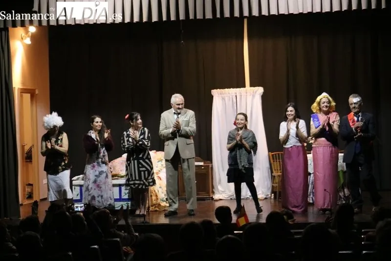 Representación de la obra 'El bodorrio' pOR el grupo TraCa en Villarino de los Aires / CORRAL