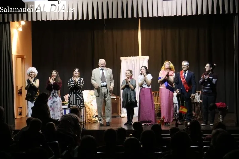 Representación de la obra 'El bodorrio' pOR el grupo TraCa en Villarino de los Aires / CORRAL