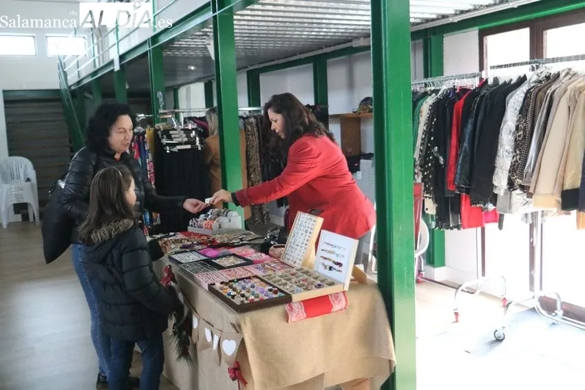 Vitigudino acogía este sábado una edición más del Mercadillo Navideño, aunque con escaso público 