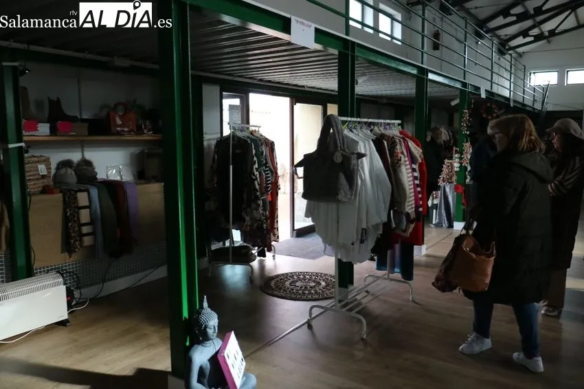 Vitigudino acogía este sábado una edición más del Mercadillo Navideño, aunque con escaso público 