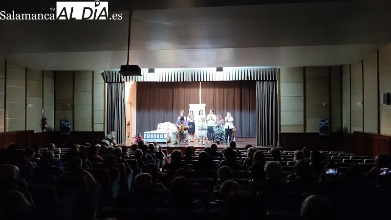 Representación de la obra 'El bodorrio' pOR el grupo TraCa en Villarino de los Aires / CORRAL